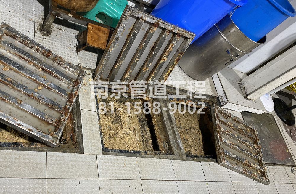 278花园路城管中队食堂隔油池清理