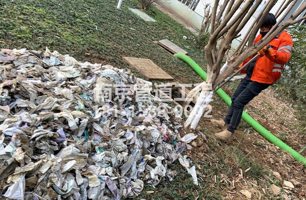 315花园路化粪池垃圾清理